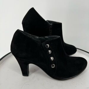 AEROSOLES CHIC BLACK VEGAN SUEDE BOOTIES DECORATIVE SILVER STUDS SIDE ZIP